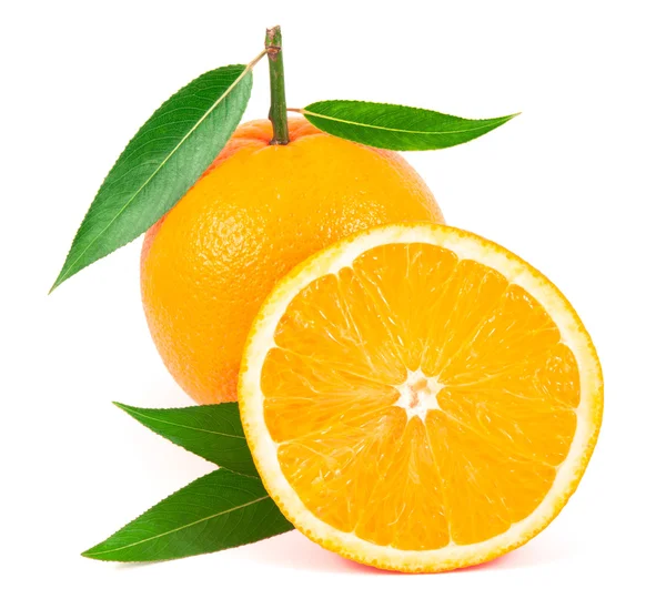 Beyaz arkaplanda yapraklı portakal meyvesi