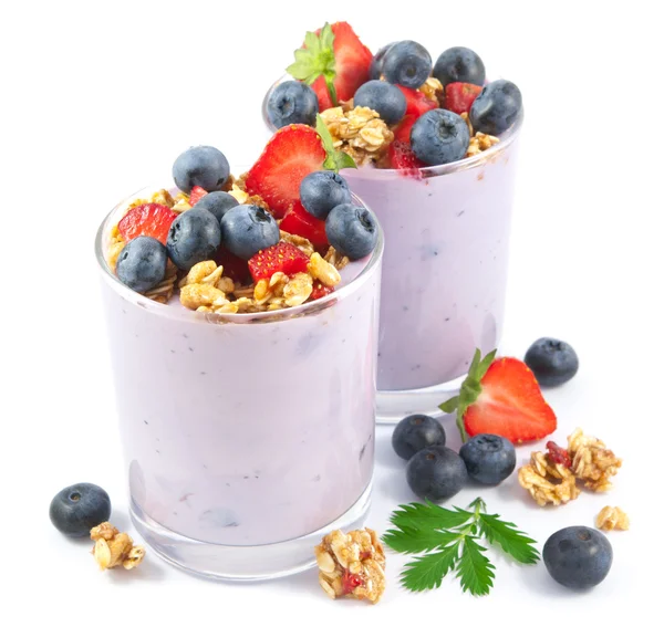 Çilek ve ballı yoğurt tatlı mısır gevreği parçalar beyaz zemin üzerine kavrulmuş