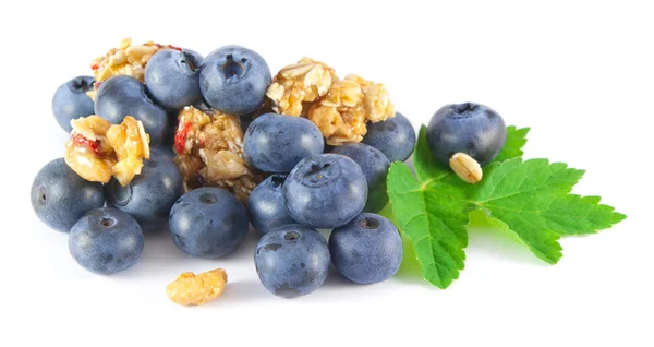 Yaban mersini bal ile tahıl parçalar beyaz zemin üzerine kavrulmuş