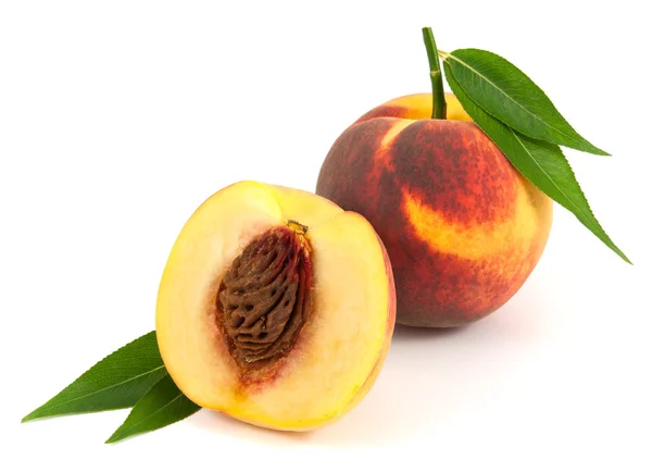 Beyaz arka plan üzerinde yaprakları ile bütünleşmiş ve kesme şeftali
