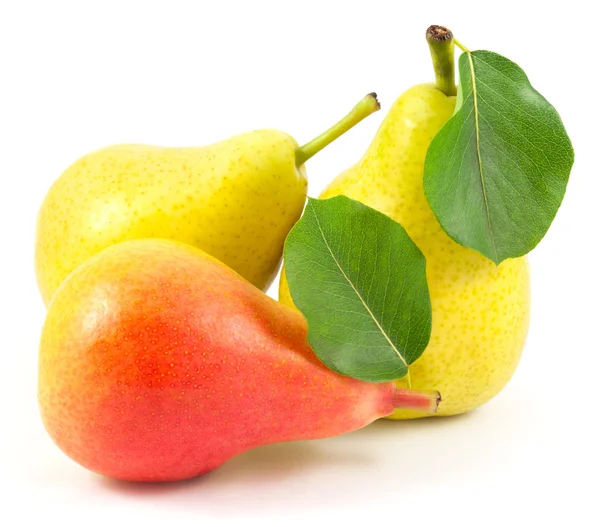 Bütün armut ile yaprakları üzerinde izole beyaz arka plan