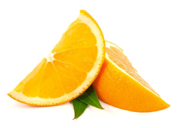 Beyaz arka plan üzerinde yaprakları ile turuncu meyve dilimleri