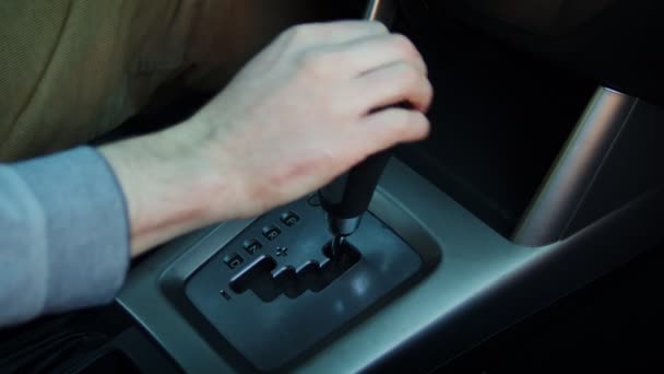 Erwachsener Mann schaltet Schalthebel Automatikgetriebe eines Autos — Stockvideo