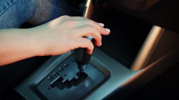 운전자가 자동차를 조종하고 기어를 바꾸는 여성. 닫아 — 비디오