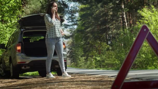 Egy nő segítséget kér egy lerobbant autó miatt. Közúti baleset — Stock videók