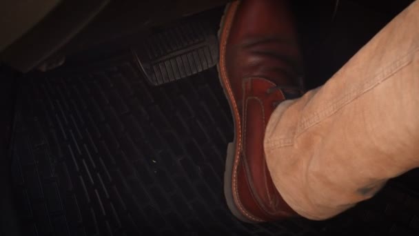 Homem de sapatos castanhos pressionando o pedal do acelerador em um carro — Vídeo de Stock