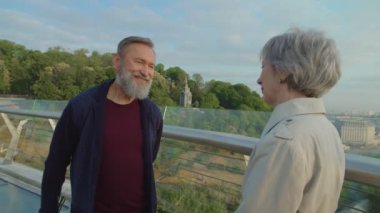 Romantik olgun çiftin şehir parkında randevusu var.