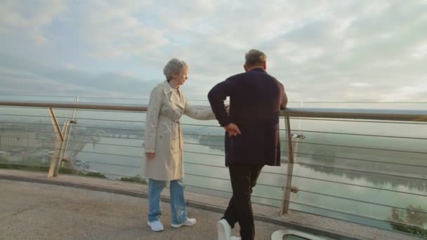 Seniorenpaar trifft Sonnenaufgang auf einer Terrasse — Stockvideo