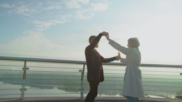 Närbild av mogen man dansar med sin eleganta äldre fru — Stockvideo