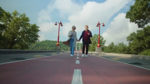 Boldog idős pár szórakozik és lóg a nyári parkban — Stock videók