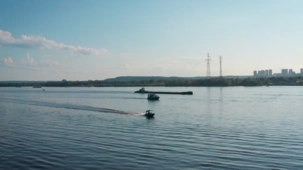 Luchtfoto van sleepboot sleepboot en motorboten zeilvaarweg — Stockvideo