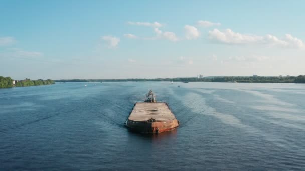 Aerial view of tow-boat tugging barge with grit, sailing along river — Stock Video