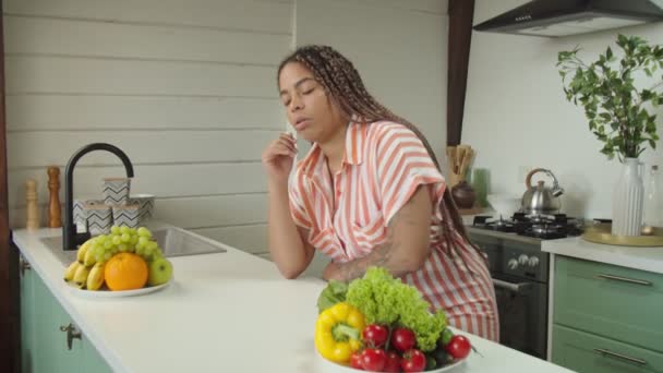 Portret van jonge zwarte vrouw voelt zich verdrietig en verveeld met dieet thuis — Stockvideo