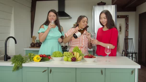 多人種の女性がワインを注ぎ、自宅でパーティーをクリックして楽しむ — ストック動画