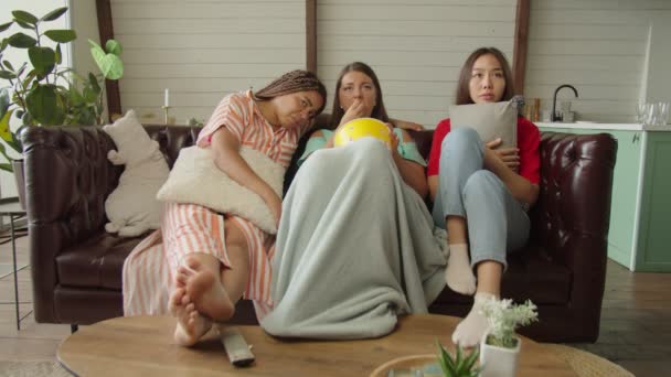 Gruppo di amiche che guardano dramma o melodramma in TV a casa — Video Stock