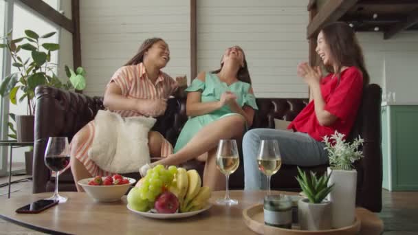 Multiracionális vidám női barátok nevetnek és ölelkeznek otthon — Stock videók