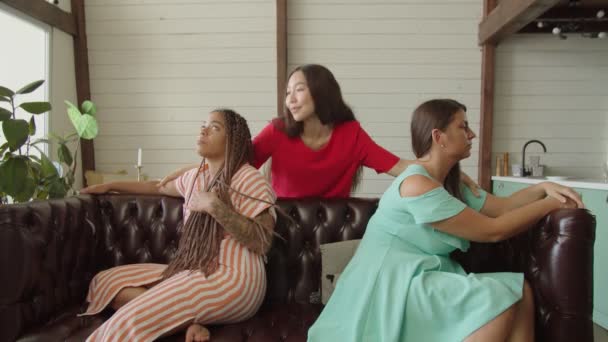 Mujeres multinacionales haciendo las paces, abrazando y continuando la amistad — Vídeos de Stock