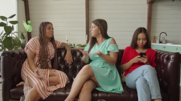 Disputa entre mulheres de raça mista durante reunião de amigos em casa — Vídeo de Stock