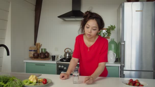 Jong mooi vrouw aanbrengen pijnstiller naar verlichten hoofdpijn binnen — Stockvideo