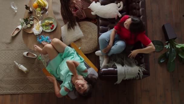 Vue du dessus des femmes métisses souffrant de symptômes de gueule de bois à la maison — Video