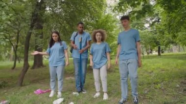 Çöp sopalı aktivistler dışarıdaki plastik çöp yığınından şok oldular.