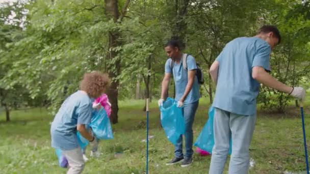 Gruppe verschiedener umweltfreundlicher Freiwilliger kümmert sich um Natur und Ökologie — Stockvideo