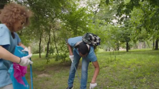 Ativistas de corrida mista dando alta cinco regozijo terminou o trabalho ao ar livre — Vídeo de Stock