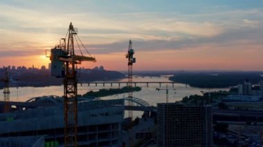 Şantiyenin üzerinde güzel bir günbatımında havadan uçuşlar.