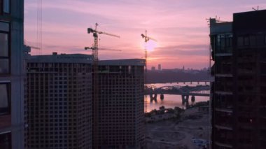 Gün batımında inşaat sahasında havadan dikey uçuş
