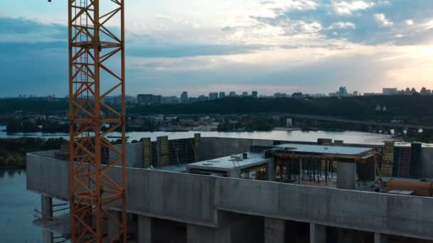 Vista aérea superior del sitio de construcción de edificios de apartamentos de varios pisos — Vídeos de Stock