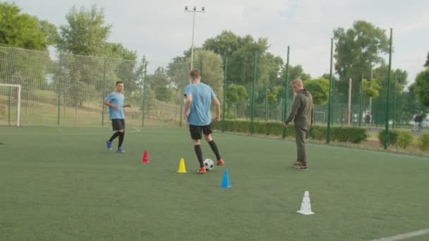 Ung fodboldspiller bliver mislykkedes, mens drible motion udendørs – Stock-video
