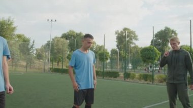 Dışarıda bosu topunda dengede duran yakışıklı futbolcuların ön görüntüsü