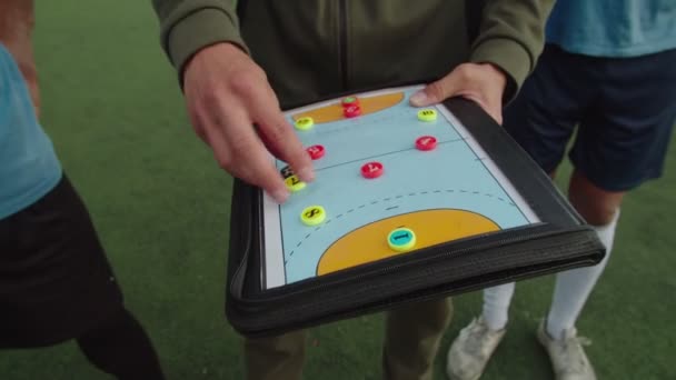 Προπονητής ποδοσφαίρου δίνει προσωπικές οδηγίες σε κάθε αθλητή σε εξωτερικούς χώρους — Αρχείο Βίντεο