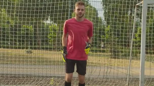 足球守门员训练的特写镜头，户外接球 — 图库视频影像