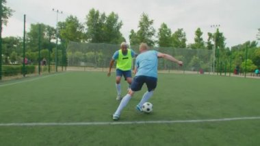 Futbolcu futbol numaraları yapıyor ve şafak vakti dışarı çıkıyor.