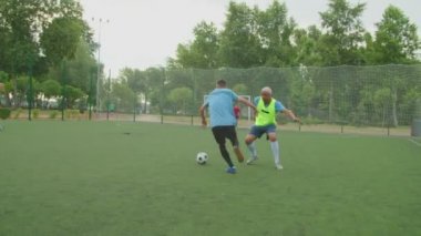 Futbolcu şafak vakti kale direğine vurarak başarısız oluyor.