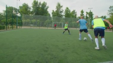 Futbolcu numaralar yapıyor, defans oyuncularını yeniyor, dışarıda gol atıyor.