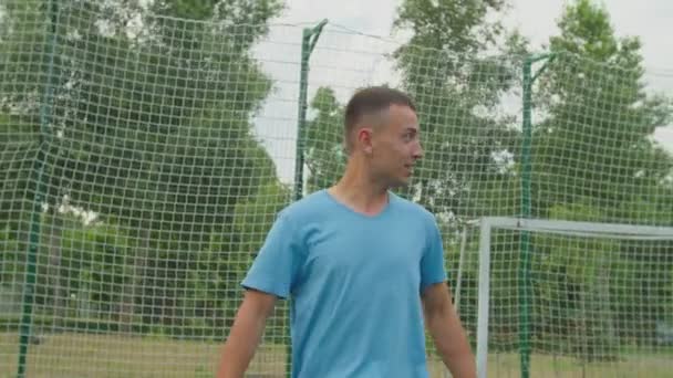 Joueur de football exprimant son insatisfaction en ne marquant pas de but — Video