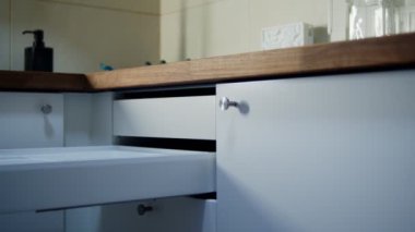 Tanımlanamayan kadınlar mutfaktaki dolap çekmecesini kapalı tutarlar.