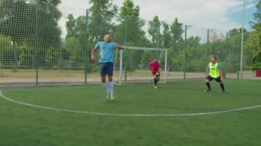 Futbolcu topa vuruyor, gol üstüne gol.