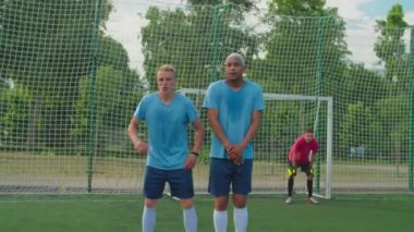 Futbol oyuncuları futbol sahasında serbest vuruşta savunma duvarı oluşturuyorlar