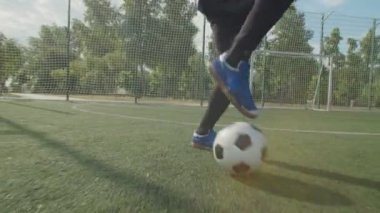 Futbol ayakkabılı futbol oyuncusunun bacakları yakın plan görüntüsü.