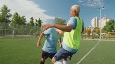 Futbol sahasında iki farklı futbolcu arasındaki anlaşmazlık