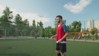 Futbol hakemi son düdüğü çalıyor, maçın bittiğini bildiriyor.