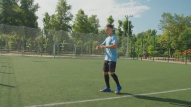 Futbolcu sakatlanıyor. Futbol sahasında yer değiştirme