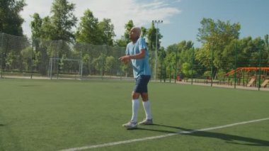 Futbol sahasında yedek oyuncu. Futbolcu sakatlanıyor.