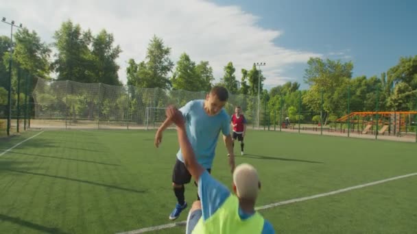 Jugador de fútbol agresivo en ropa deportiva golpeando oponente jugador por cabeza — Vídeos de Stock