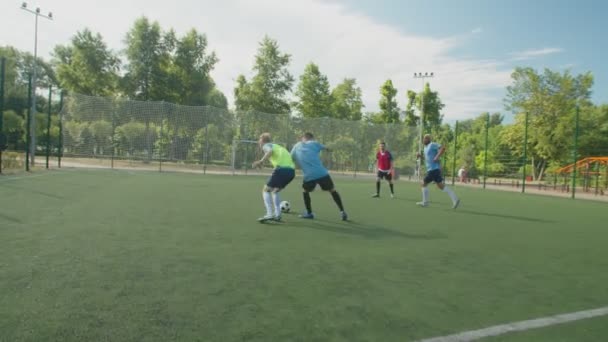 Voetballers uiten oneens, ruzie met arbiter op toonhoogte — Stockvideo