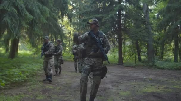 Comandante distaccamento che dà il segnale del braccio al soldato nella foresta all'alba — Video Stock