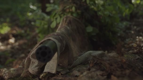 Gros plan du sniper regardant à travers la portée de la vue optique dans la forêt — Video